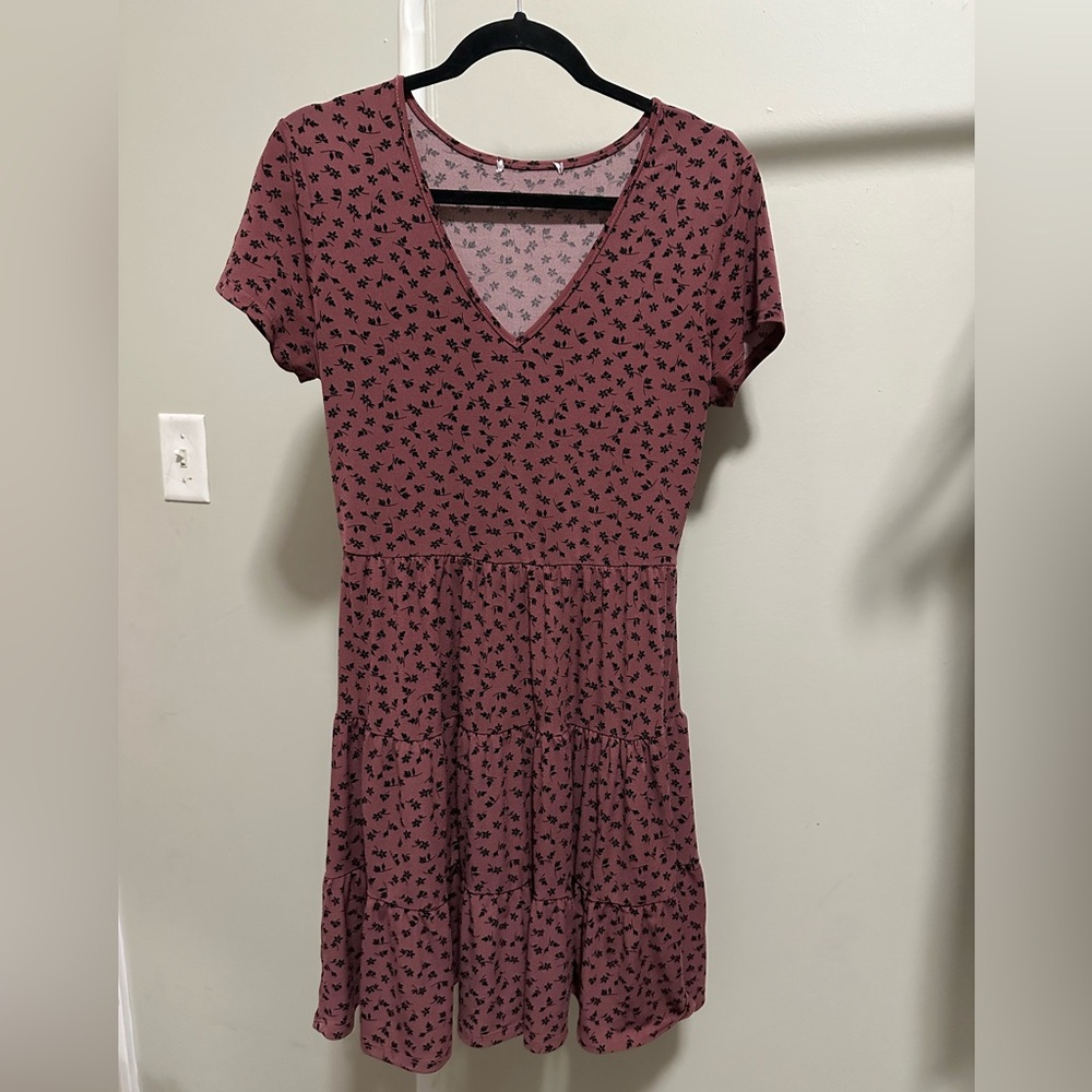 Mauve and Black Floral V Neck Short Sleeve Faux Tiered Mini Dress small